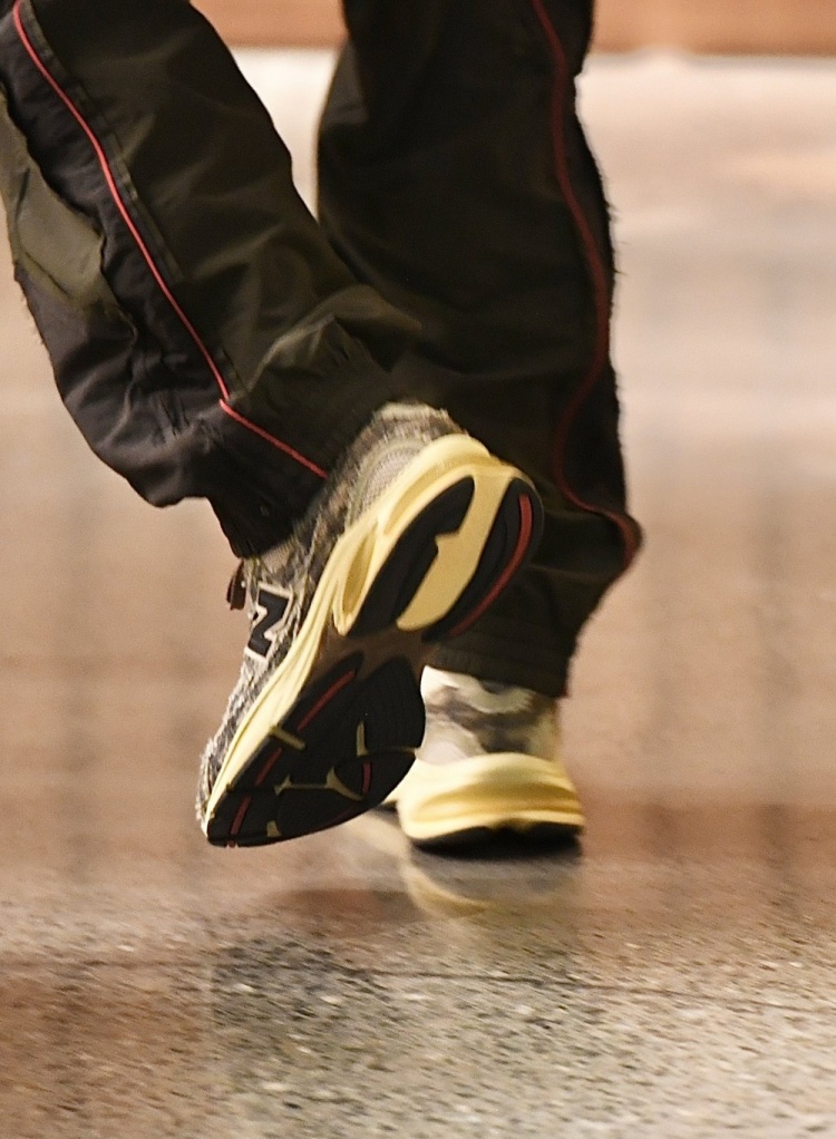 爱游戏网站入口-上新！库里今日入场穿Joe Freshgoods x New Balance 2010 款球鞋