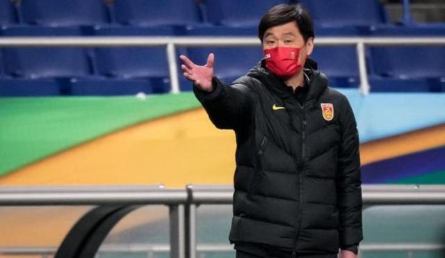 爱游戏 在线-4战仅侥幸拿1分 李霄鹏保守打法还不如李铁？