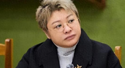 爱游戏 网页版-贪污上亿、假慈善？这次当众闹“笑话”的韩红，揭开了李湘的体面